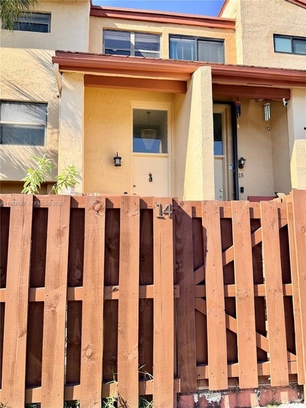 281 W Park Dr, Unit 814 in Miami, FL - Building Photo - Building Photo