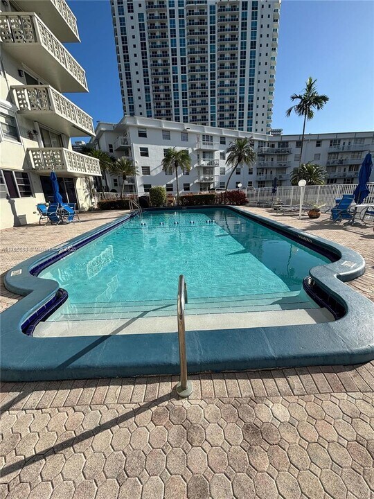 1893 S Ocean Dr in Hallandale Beach, FL - Building Photo
