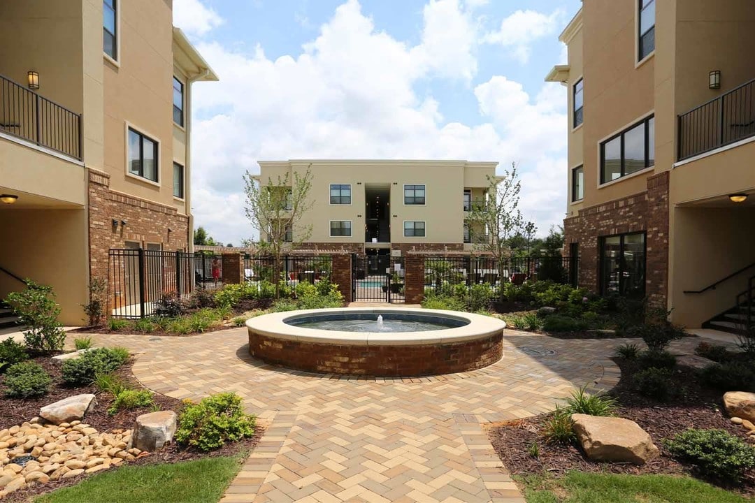 Terraces At Suwanee Gateway in Suwanee, GA - Foto de edificio