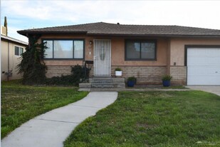 122 W I St in Tehachapi, CA - Building Photo