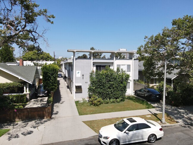 843 N Orange Dr in Los Angeles, CA - Foto de edificio - Building Photo
