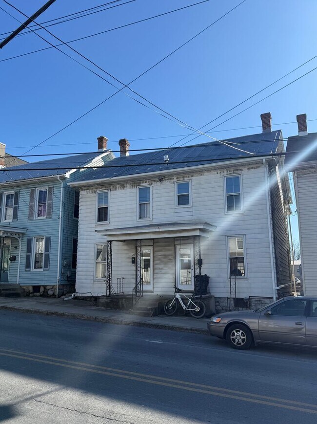 26 E Orange St in Shippensburg, PA - Foto de edificio - Building Photo