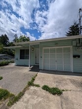 411 Constitution Ave S in Bremerton, WA - Foto de edificio - Building Photo