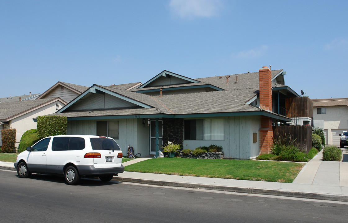 17072 Pinehurst Ln in Huntington Beach, CA - Building Photo