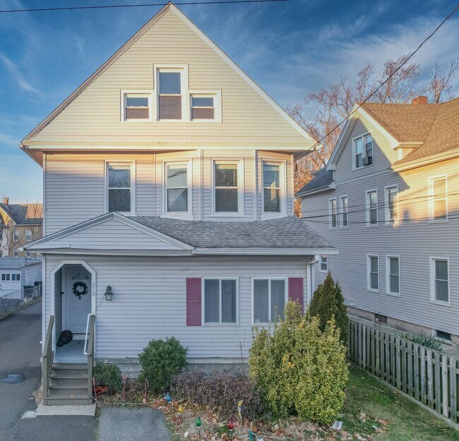 210 Washington Ave in West Haven, CT - Building Photo - Building Photo