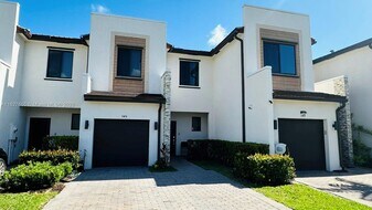 545 NE 206th Ln in Miami, FL - Building Photo