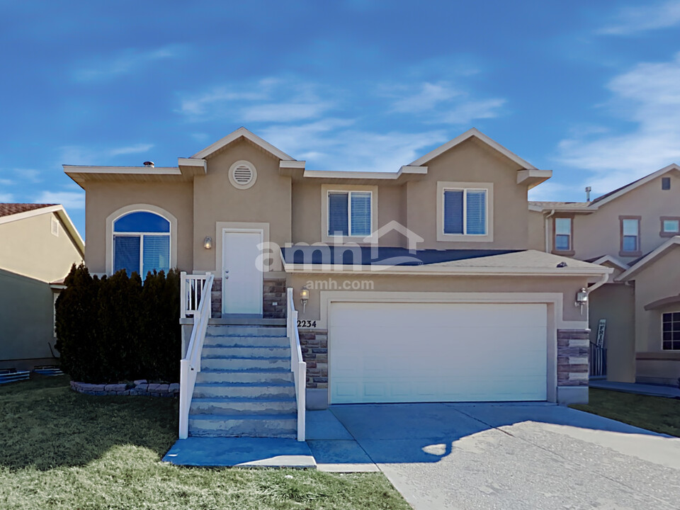 2234 Pointe Meadow Loop in Lehi, UT - Building Photo