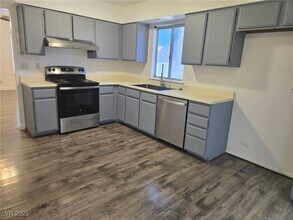 8817 Pavia Dr in Las Vegas, NV - Foto de edificio - Building Photo