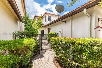 3700 NW 84th Way in Pembroke Pines, FL - Foto de edificio - Building Photo