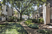 Briar Green Condominiums in Houston, TX - Foto de edificio - Building Photo