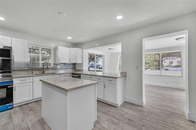 16200 NE 3rd Ave in North Miami Beach, FL - Foto de edificio - Building Photo