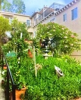 2411 1/2 N Beachwood Dr, Unit 2411 N Beachwood Dr in Los Angeles, CA - Building Photo