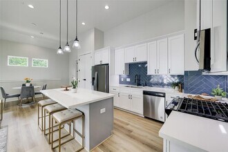 846 Elkhart St in Houston, TX - Building Photo - Building Photo