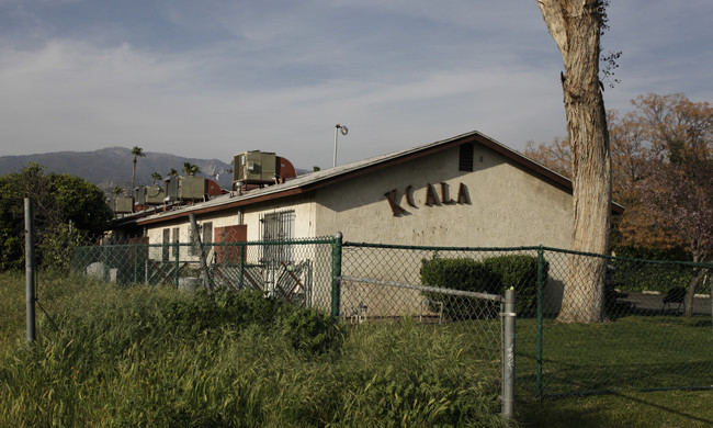 1564 Pumalo St in San Bernardino, CA - Foto de edificio - Building Photo