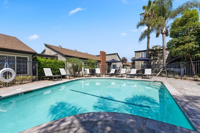 Twin Pines Apartments in Anaheim, CA - Foto de edificio - Building Photo