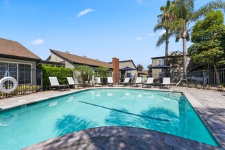 Twin Pines Apartments in Anaheim, CA - Foto de edificio - Building Photo