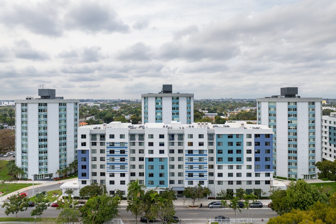 Brisas Del Este II in Miami, FL - Foto de edificio