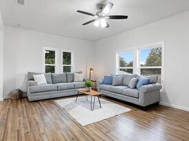 611 Cherry St in Bowie, TX - Building Photo