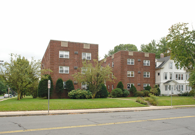 Kingswood Court in West Hartford, CT - Building Photo - Building Photo