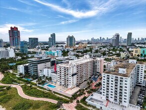 335 Ocean Dr, Unit Ocean Drive Condo in Miami Beach, FL - Foto de edificio - Building Photo
