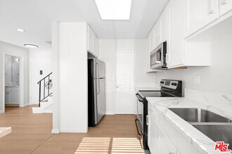 1206 S Holt Ave in Los Angeles, CA - Building Photo - Building Photo