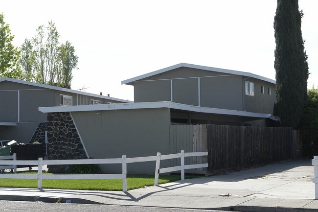 2351 Chestnut St in Livermore, CA - Foto de edificio - Building Photo