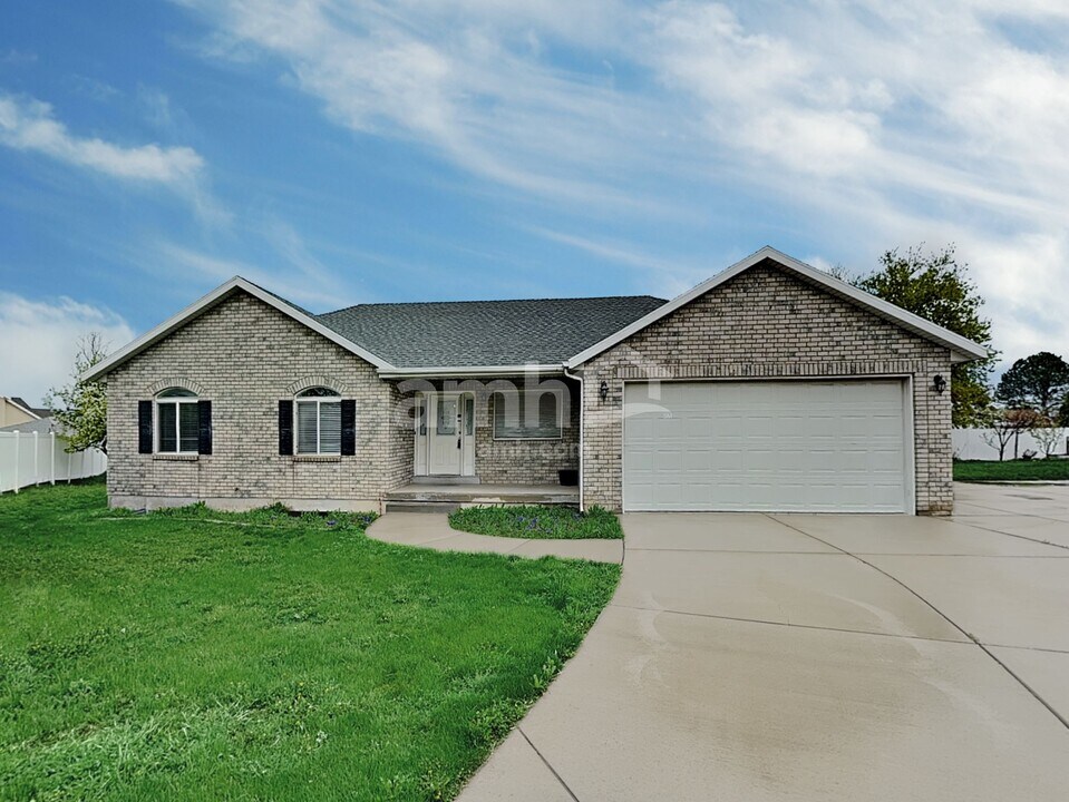 1666 W 9685 S in South Jordan, UT - Foto de edificio