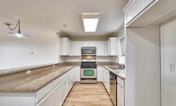 1133 S Hoover St in Los Angeles, CA - Building Photo - Building Photo