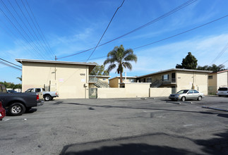 1202-1210 E Borchard Ave in Santa Ana, CA - Building Photo - Building Photo