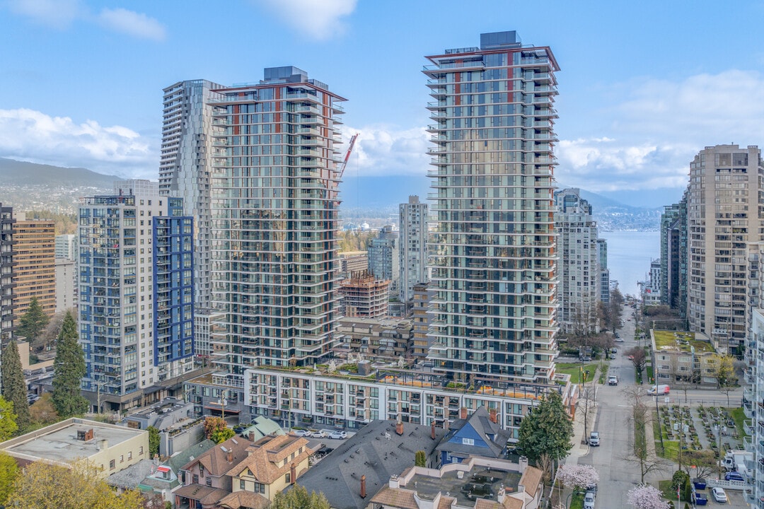 Landmark on Robson in Vancouver, BC - Building Photo