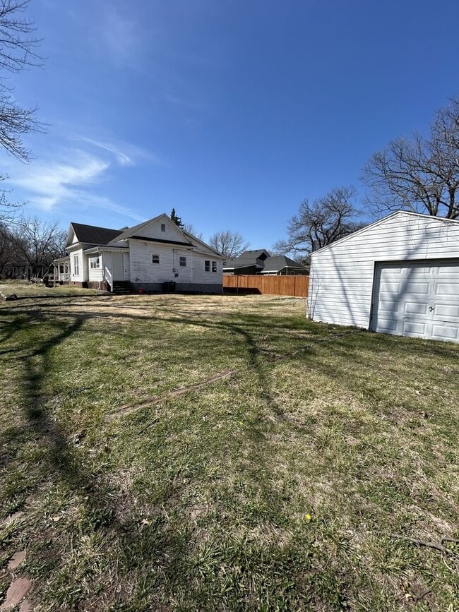 702 W 1st St in Pittsburg, KS - Building Photo - Building Photo