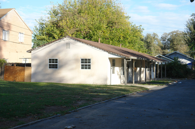 543-545 Lindsay Ave in Sacramento, CA - Foto de edificio - Building Photo