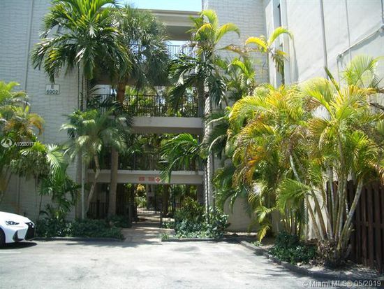 6904 N Kendall Dr in Miami, FL - Building Photo