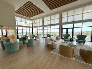 Marina Club Apartment homes in St. Petersburg, FL - Foto de edificio - Building Photo