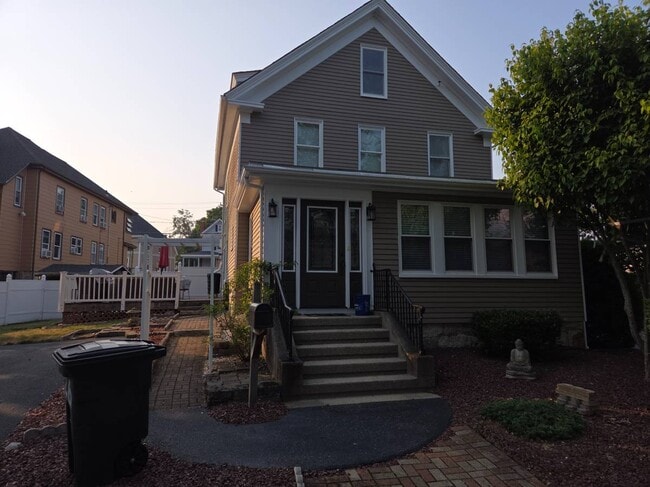 26 1/2 Pearl St in Milford, MA - Foto de edificio - Building Photo