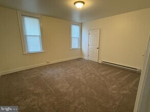 202 Maple St in Gordonville, PA - Foto de edificio - Building Photo