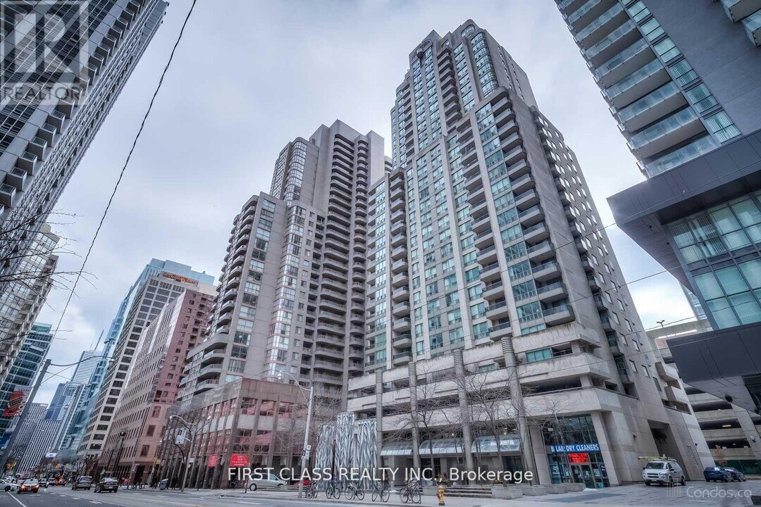 750-750 Bay St. in Toronto, ON - Building Photo