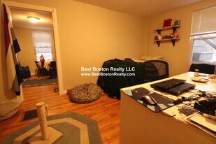 429 Franklin St, Unit 1R in Cambridge, MA - Building Photo