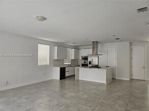 9770 NW 74th Ter in Doral, FL - Building Photo - Building Photo