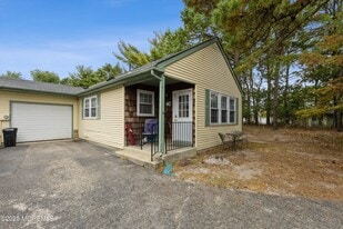 6C Pembroke Ln in Manchester Township, NJ - Building Photo