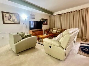 8970 W Flagler St in Miami, FL - Foto de edificio - Building Photo