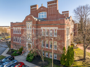 The Residences At Stone Gables in Malden, MA - Foto de edificio - Building Photo