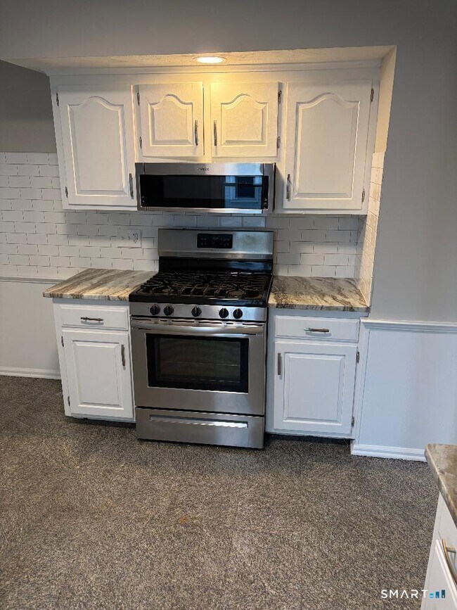 38 Center St in Bristol, CT - Foto de edificio - Building Photo