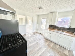 9 Manchester St, Unit 1 in Leominster, MA - Foto de edificio - Building Photo