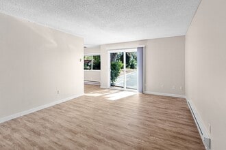 Royal Pines in Beaverton, OR - Building Photo - Building Photo