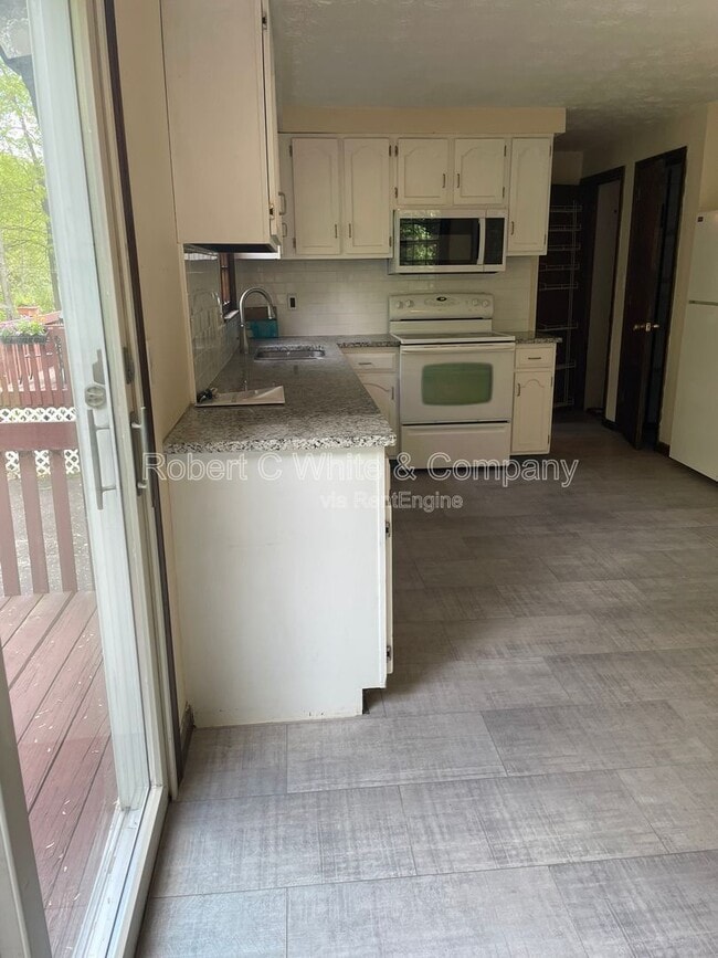 25 Regency Ct in Southington, CT - Building Photo - Building Photo