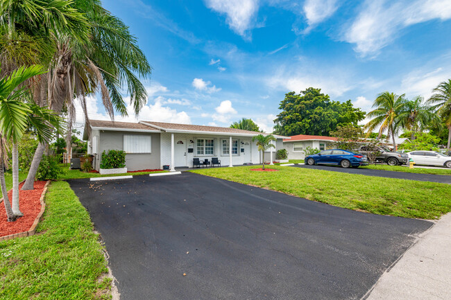 1449 SE 4th Ave in Deerfield Beach, FL - Building Photo - Building Photo