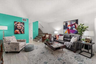 2074 N Mira Vista Way in Palm Springs, CA - Building Photo - Building Photo