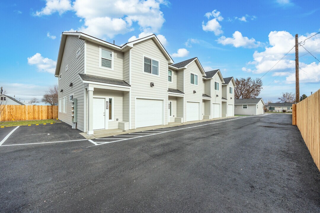 20 S Volland St, Unit B110 S Volland in Kennewick, WA - Building Photo
