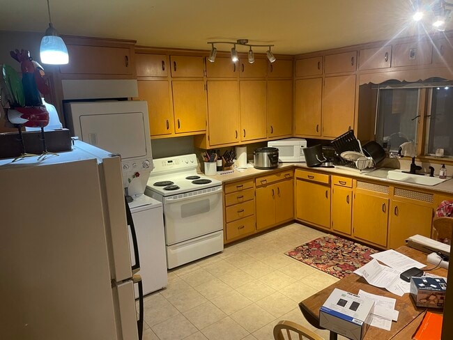 304 N Rapids Rd, Unit Apt #1A in Manitowoc, WI - Building Photo - Building Photo